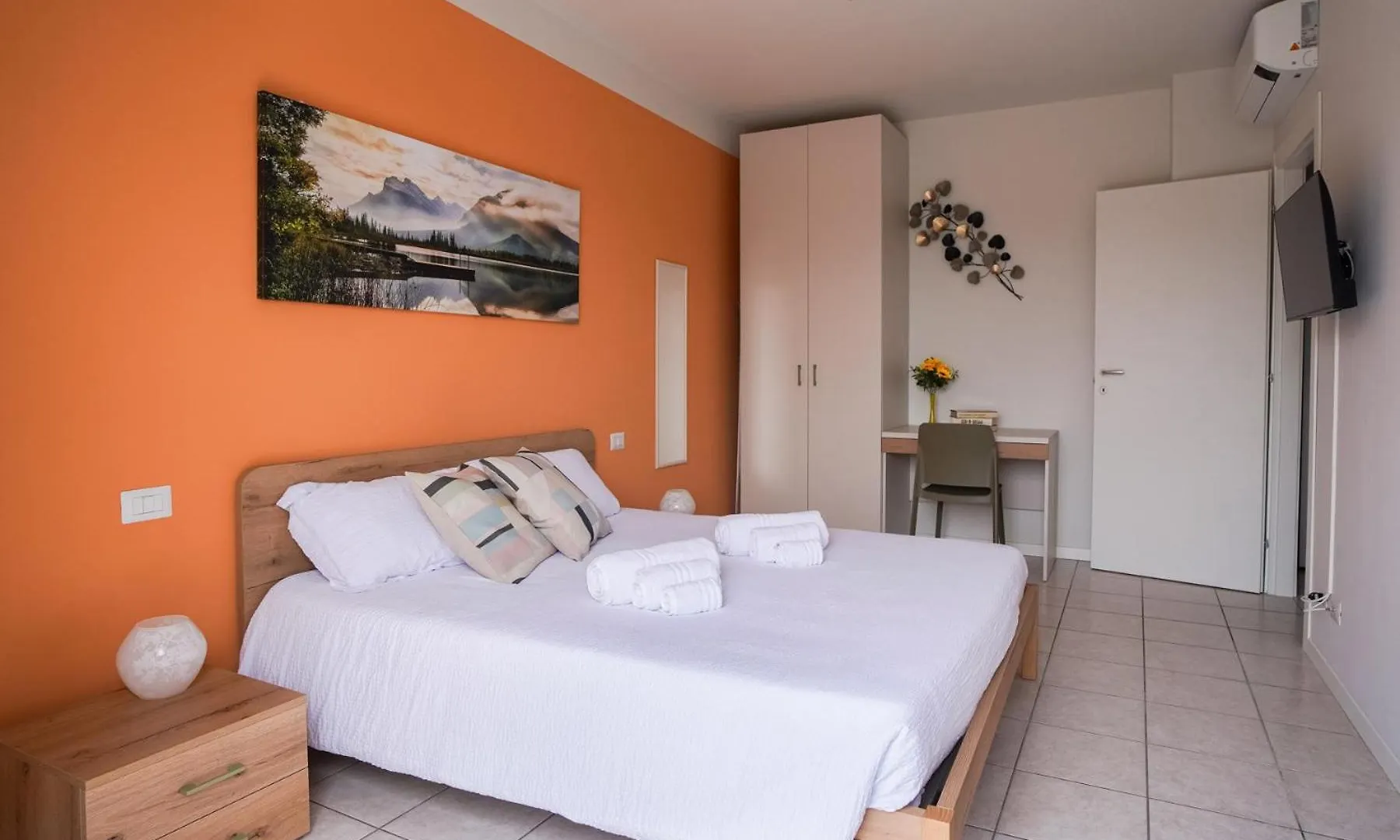 Girasole Suite Leonardo Academy, Mxp & Lakes Sesto Calende Apartment