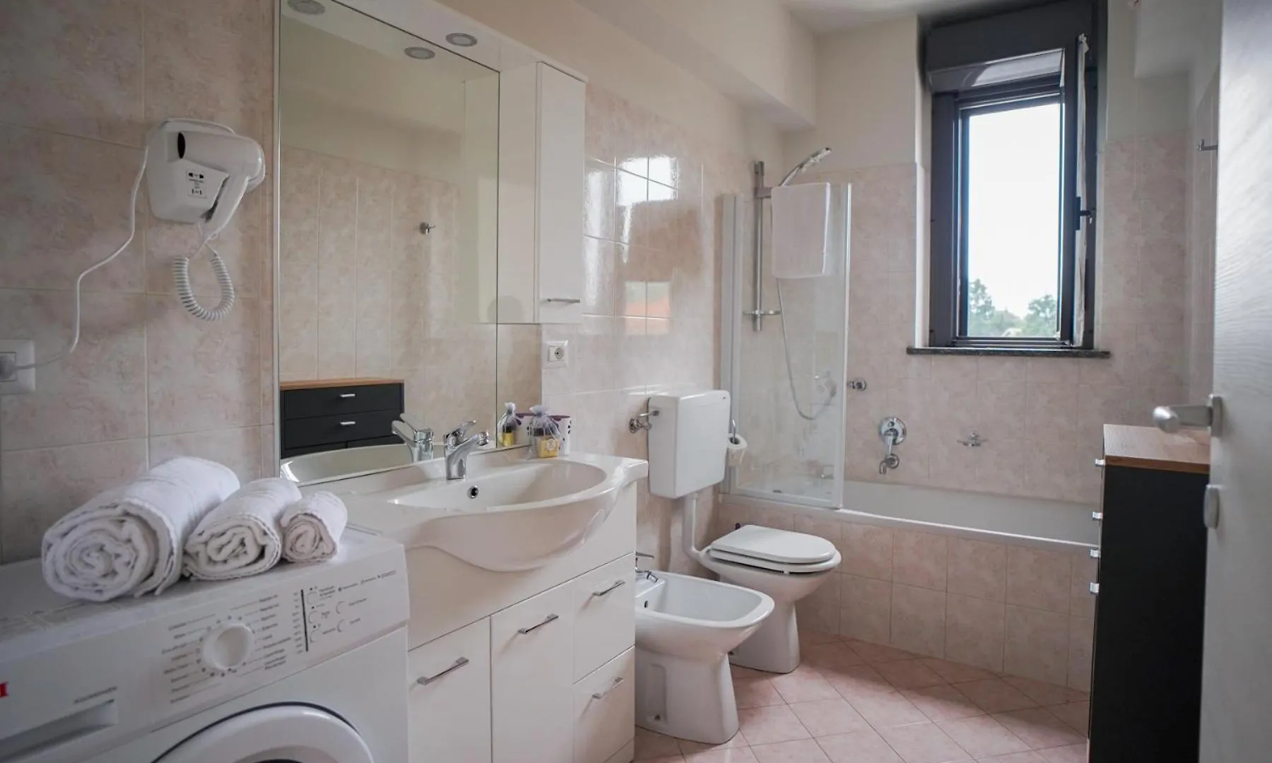 Apartment Girasole Suite Leonardo Academy, Mxp & Lakes Sesto Calende Italy